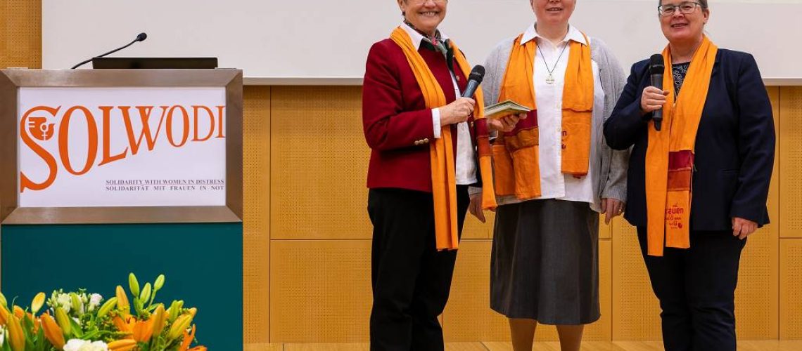 v.l.n.r.: Sr. Maria Schlackl SDS, Leitung der Initiative: Aktiv gegen Menschenhandel – aktiv für Menschenwürde

Sr. Anna Mayrhofer FMM, Leitung der Schutzwohnung und Beratungsstelle

Sr. Patricia Erber SDS, Obfrau von SOLWODI Österreich